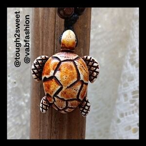 ARTISAN CARVED RESIN BOHO TURTLE ADJUSTABLE PENDANT NECKLACE/GIFT BOXED (D)